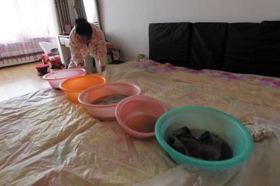 镇赉楼上漏水，住户失联，小区没物管，业主维权难！律师来支招……